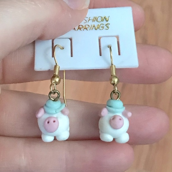 Adorable piggy’s wearing hats earrings - Picture 3 of 3